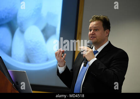 180320-N-PO203-0018 ARLINGTON (Mar. 20, 2018) Le Dr Markus Buehler, McAfee Professeur de génie et Chef du Département de Génie Civil et Environnemental, Massachusetts Institute of Technology, présente un exposé intitulé 'Multiscale Smart Materials by Design - Simulation de liaison, d'expérimentation et de synthèse sur plusieurs échelles,' au cours d'une série de conférences de marque tenue à l'Office of Naval Research. (U.S. Navy photo de John F. Williams/libérés) Banque D'Images