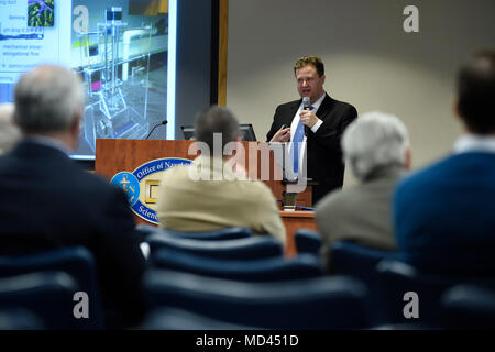 180320-N-PO203-0038 ARLINGTON (Mar. 20, 2018) Le Dr Markus Buehler, McAfee Professeur de génie et Chef du Département de Génie Civil et Environnemental, Massachusetts Institute of Technology, présente un exposé intitulé 'Multiscale Smart Materials by Design - Simulation de liaison, d'expérimentation et de synthèse sur plusieurs échelles,' au cours d'une série de conférences de marque tenue à l'Office of Naval Research. (U.S. Navy photo de John F. Williams/libérés) Banque D'Images