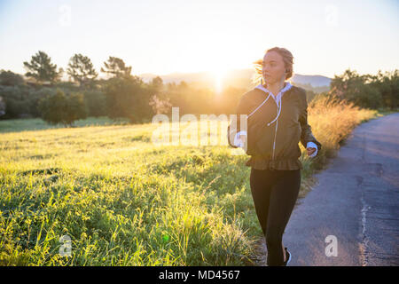Jeune femme tournant le long chemin rural Banque D'Images