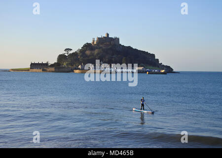 Un pensionnaire pagaie simple en face de St Michael's Mount, Marazion, Cornwall, UK - John Gollop Banque D'Images