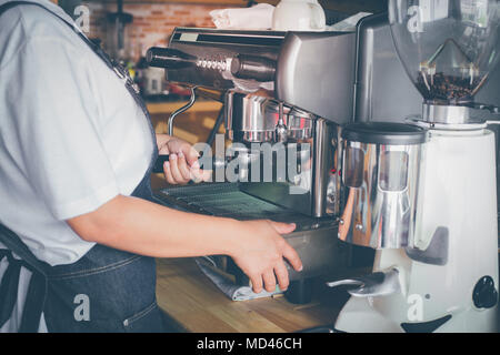 Jeune fille la préparation de café pour la machine à café Banque D'Images