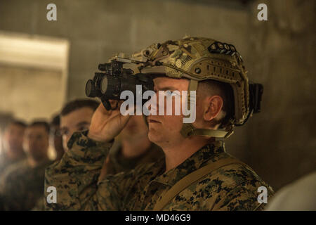 MARINE CORPS BASE CAMP PENDLETON, en Californie - un Kilo avec Marine Company, 3e Bataillon, 4e Régiment de Marines, 1 Division de marines, sites touristiques dans le cadre d'un Heads-Up Display (HUD) avec night vision capacités pendant l'avancée des technologies urbaines Naval Exercice 2018 (ANTX18), le 20 mars 2018. ANTX18 urbaine est une approche innovante de la conception des opérations et le développement des capacités qui intègre des ingénieurs, techniciens et opérateurs dans une dynamique équipe de développement. (U.S. Marine Corps photo par Lance Cpl. Robert Alejandre) Banque D'Images