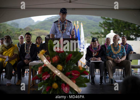 180317-N-AV234-0672 (17 mars 2018) - Le Général de Kaneohe Kevin B. Schneider aborde Virginia Gold Star famille lors d'une cérémonie tenue à Hawaiian Memorial Park le 17 mars.L'étoile d'Or Famille Monument Mémorial Foundation a été créée par la DEUXIÈME GUERRE MONDIALE, récipiendaire de la médaille d'honneur Hershel 'Woody' Williams en 20101 pour se souvenir des familles qui ont fait le sacrifice ultime. À ce jour, il y a 32 monuments dédiés à travers les États-Unis devraient avec 45 autres projets en cours dans 36 états.. (U.S. Photo par marine Spécialiste de la communication de masse 2e classe Somers Steelman T.) Banque D'Images