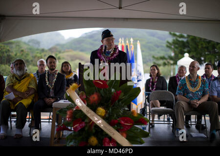 180317-N-AV234-0708 (17 mars 2018) Kaneohe - la deuxième guerre mondiale, récipiendaire de la médaille d'Honneur et Membre de la famille Gold Star Fondateur Memorial Hershel 'Woody' Williams aborde Virginia Gold Star famille lors d'une cérémonie tenue à Hawaiian Memorial Park le 17 mars.L'étoile d'Or Famille Monument Mémorial Foundation a été créée par la DEUXIÈME GUERRE MONDIALE, récipiendaire de la médaille d'honneur Hershel 'Woody' Williams en 20101 pour se souvenir des familles qui ont fait le sacrifice ultime. À ce jour, il y a 32 monuments dédiés à travers les États-Unis devraient avec 45 autres projets en cours dans 36 états.. (U.S. Photo par Marine Mas Banque D'Images