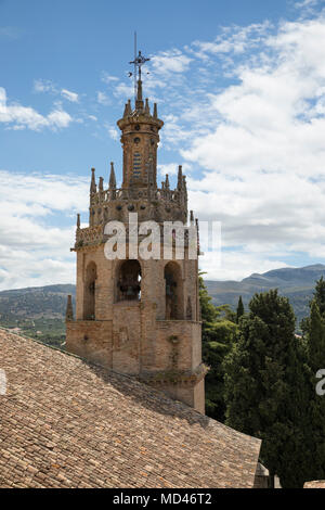 Vue du toit de l'Eglise de Santa Maria la Mayor church sur la vieille ville aux montagnes de la Sierra de Grazalema, Ronda, Andalousie, Espagne Banque D'Images