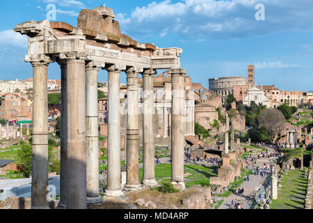 Forum romain au coucher du soleil à Rome, Italie. Banque D'Images