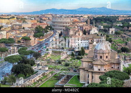 Toits de Rome avec Rome Colisée et Forum romain, l'Italie. Banque D'Images