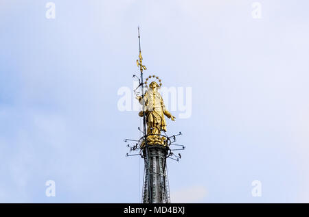 La Madonnina au sommet de la cathédrale de Milan à la hauteur de 108,5 m à Milan, Italie. Duomo de Milan est la plus grande église en Italie. L'architecture historique de Milan. Golden vierge sur le fond de ciel bleu. Banque D'Images