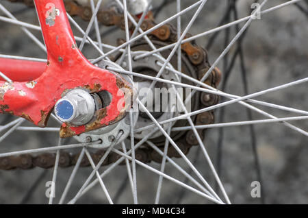 Image Gros plan montre les détails de rayons et d'engrenages sur un vélo rouge. Banque D'Images