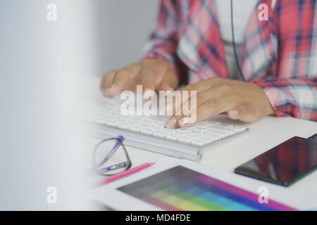 Travailleur agricole à l'aide du clavier Banque D'Images