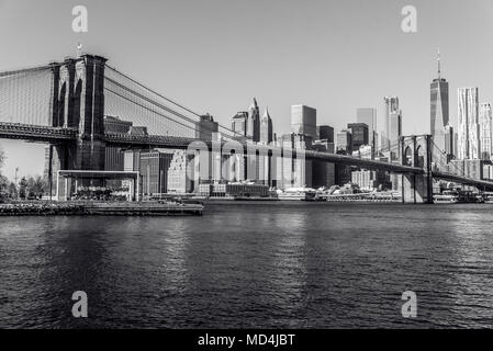 Lower Manhattan Downtown skyline panorama de Brooklyn Bridge Park rive, New York City, USA Banque D'Images