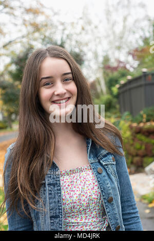 Une adolescente (13 ans) smiling at the camera portant des accolades. Banque D'Images