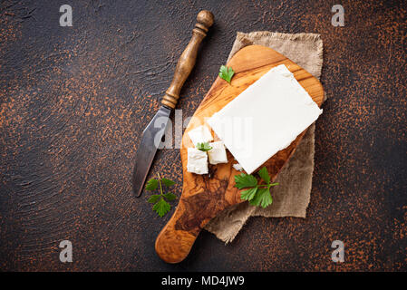 Le fromage Feta sur fond rouille Banque D'Images