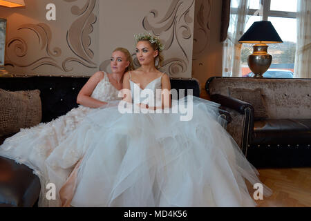 Modèles professionnels dans des robes de mariage à Fayre de Ballyliffin, Inishowen, comté de Donegal, Irlande. Banque D'Images