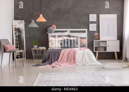 Chambre blanche avec intérieur mur texturé gris, moquette à motifs et un miroir dans le coin Banque D'Images