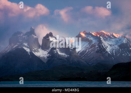 Montagnes du Paine Pehoe et Lago (lac) au lever du soleil . Parc National Torres del Paine, Chili, Patagonie Banque D'Images