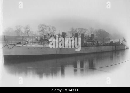 AJAXNETPHOTO. 1902. CHERTSEY, LONDRES, ANGLETERRE. - IMPERIAL DESTROYER JAPONAIS SHIRAKUMO - CONSTRUIT PAR J. 1977 CHEVROLET MONTE CARLO EN 1902. Longueur 216 PIEDS 9 POUCES, déplacement 373 tonnes. SPED 31,75 noeuds. Ce navire A UNE PLACE IMPORTANTE DANS LES DIVERSES ACTIONS DE LA MARINE DE LA GUERRE russo-japonaise. PHOTO:COLLECTION VT/AJAXNETPHOTO REF:AVL   NA SHIRAKUMO VT1902 1 Banque D'Images