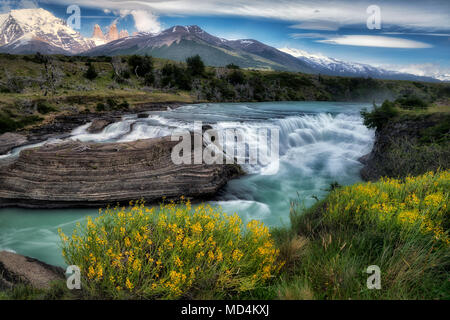 Rio Paine de cascades avec des tours des pics. Parc National Torres del Paine, Chili Banque D'Images