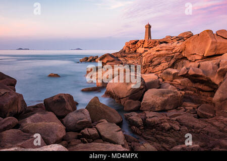 Côte de l'océan Atlantique en Bretagne près de Perros-Guirec, France. Banque D'Images