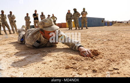 Les membres de la Force de garde-frontières iraquiennes, affecté à la 12e Brigade, 1er Bataillon, démontrer les techniques appropriées d'identifier les engins explosifs cachés au camp Al Asad, l'Iraq, le 20 mars 2018. Le programme lors de l'amélioration de la capacité des partenaires nationaux comprend : le leadership, l'éthique et droit de la guerre et des instructions de formation. De plus, les recrues sont enseignées la navigation terrestre, la formation médicale de base, les compétences de l'infanterie et des petites unités tactiques. (U.S. Photo de l'armée par la CPS. Zakia gris) Banque D'Images