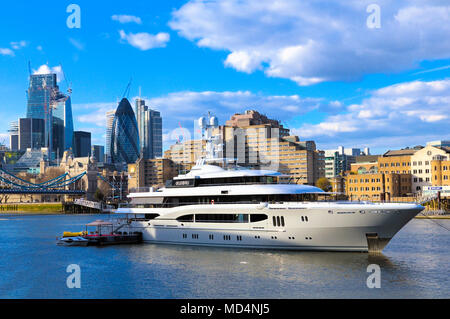 'Global' Superyacht amarré sur la Tamise, Londres, Angleterre, Royaume-Uni Banque D'Images