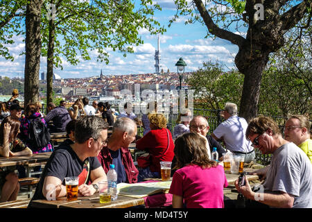 Prague Letna Park, les gens au beer garden Letensky zamecek dans Letna Park, Prague, République Tchèque Banque D'Images