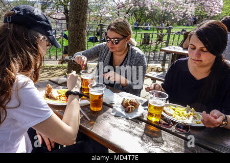 Prague personnes manger à l'extérieur au café Letna Letensky zamecek à Prague Letna Park, République tchèque manger à l'extérieur Banque D'Images