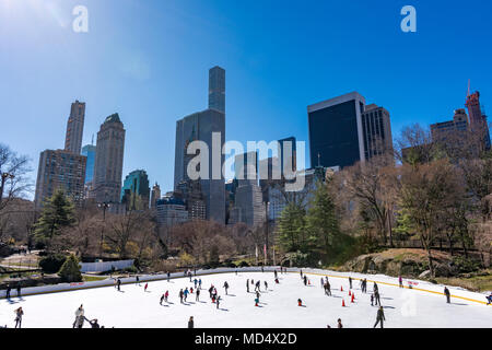 La ville de New York, États-Unis - 31 mars, 2018 : patinage sur glace dans la patinoire Wollman à New York lors d'un matin de printemps ensoleillé. Banque D'Images