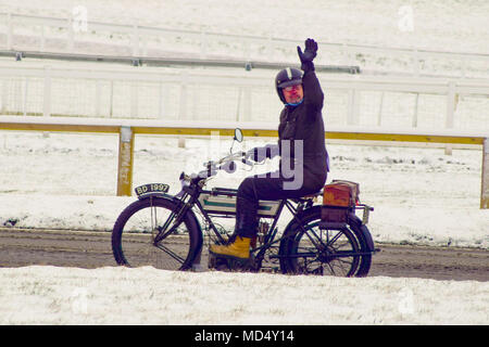 Cette ans Pioneer exécuter pour le pré-1915 motor cycles avait son itinéraire coupé court en raison de la météo. Mais l'une brave âme Fin Reynolds de Redhill n'allait pas laisser la neige l'empêcher de remplir l'ensemble de Tattenham Corner, Epsom à Madeira Drive, Brighton. Brandi par le maire d'Epsom et Ewell Liz Frost Fin imputées sur son cheval 500cc Triumph 1913 comprend : Atmosphère Où : Epsom, Surrey, Royaume-Uni Quand : 18 Mar 2018 Crédit : Paul Taylor/WENN.com Banque D'Images