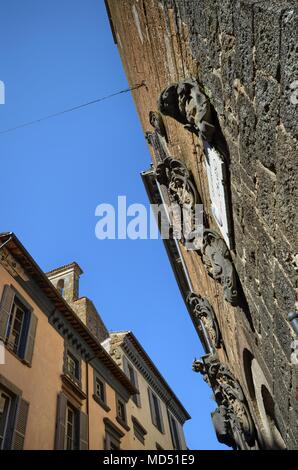 Orvieto, Ombrie, 30 août 2015. Détail d'une décoration de façade dans le centre historique. Banque D'Images