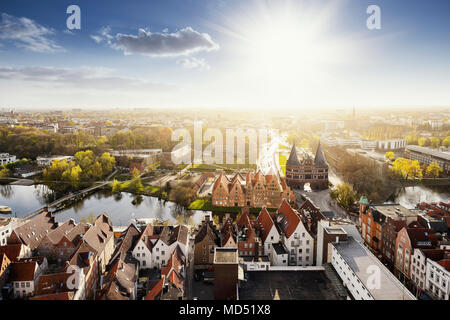 La Holstentor Lübeck et au coucher du soleil, Schleswig-Holstein, Allemagne Banque D'Images
