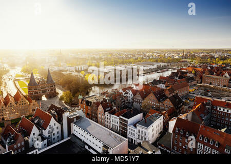 La Holstentor Lübeck et au coucher du soleil, Schleswig-Holstein, Allemagne Banque D'Images