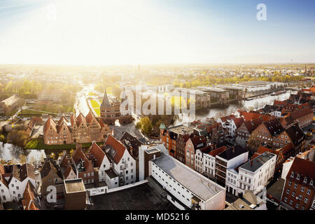 La Holstentor Lübeck et au coucher du soleil, Schleswig-Holstein, Allemagne Banque D'Images