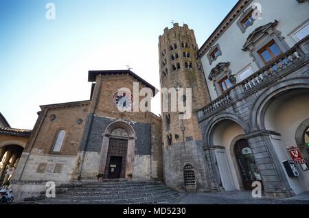 Orvieto, Ombrie, 30 août 2015. Piazza della Repubblica. Le coeur de la ville d'Orvieto où il y a la mairie et l'église. Banque D'Images