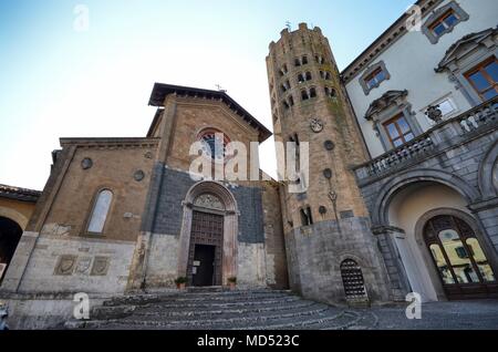 Orvieto, Ombrie, 30 août 2015. Piazza della Repubblica. Le coeur de la ville d'Orvieto où il y a la mairie et l'église. Banque D'Images