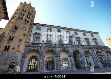 Orvieto, Ombrie, 30 août 2015. Piazza della Repubblica. Le coeur de la ville d'Orvieto où il y a la mairie et l'église. Banque D'Images