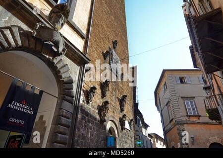 Orvieto, Ombrie, 30 août 2015. Détail d'une décoration de façade dans le centre historique. Banque D'Images