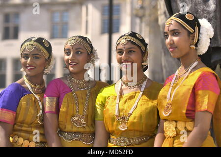 Les femmes en vêtements traditionnels indiens dans notre Parlement Square à Londres en tant que Premier Ministre indien Narendra Modi, visite le Royaume-Uni au cours de la réunion des chefs de gouvernement du Commonwealth. Banque D'Images