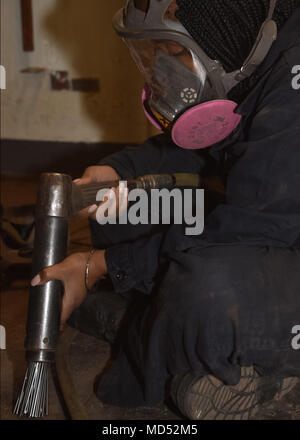 180321-N-XN398-140 Yokosuka, Japon (21 mars 2018) - Monique marin blessé, de New York, attaché à l'USS Blue Ridge (CAC 19), utilise un pistolet à aiguille pour enlever la rouille de la les officiers de pont. Blue Ridge et son équipage ont maintenant entré dans une phase finale de l'entretien et la formation en vue de devenir pleinement capable de mission pour les opérations.(U.S. Photo par marine Spécialiste de la communication de masse 3 Classe Ethan Carter/libérés) Banque D'Images