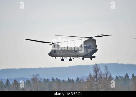 GRAFENWOEHR, Allemagne-- Sur un après-midi froid et venteux, un hélicoptère CH-47 Chinook attribué à 1er Bataillon, 3e Régiment d'aviation, 12e Brigade d'aviation de combat prend en charge la Compagnie A, 2e Bataillon, 503e Régiment d'infanterie, 173e Brigade aéroportée pendant un exercice de tir réel de peloton à la 7e formation de l'Armée de la commande Zone d'entraînement Grafenwoehr, Allemagne, le 20 mars 2018. (U.S. Photo de l'Armée de Charles Rosemond) Banque D'Images