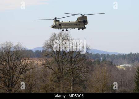 GRAFENWOEHR, Allemagne-- Sur un après-midi froid et venteux, un hélicoptère CH-47 Chinook attribué à 1er Bataillon, 3e Régiment d'aviation, 12e Brigade d'aviation de combat prend en charge la Compagnie A, 2e Bataillon, 503e Régiment d'infanterie, 173e Brigade aéroportée pendant un exercice de tir réel de peloton à la 7e formation de l'Armée de la commande Zone d'entraînement Grafenwoehr, Allemagne, le 20 mars 2018. (U.S. Photo de l'Armée de Charles Rosemond) Banque D'Images