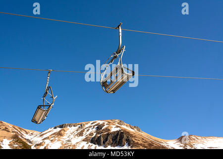 Télésiège et de manque de neige dans une station de ski d'Auvergne, Auvergne, France Banque D'Images