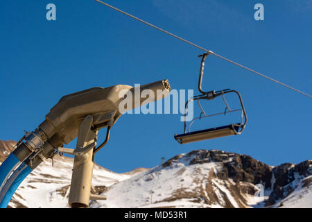 Télésiège et de manque de neige dans une station de ski d'Auvergne, Auvergne, France Banque D'Images