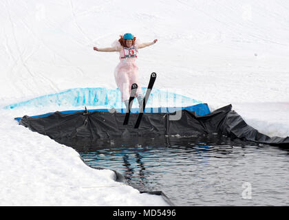 Laura Long, un participant de la Slush Cup 2018, les skis dans la caisse noire de l étang à Joint Base Elmendorf-Richardson's Hillberg Ski Area, le 18 mars 2018. La Slush Cup est un double événement annuel célébrant le changement des conditions météorologiques, composée de skieurs et surfeurs essayant de traverser un étang caisse noire sans tomber. (U.S. Air Force photo par un membre de la 1re classe Crystal A. Jenkins) Banque D'Images