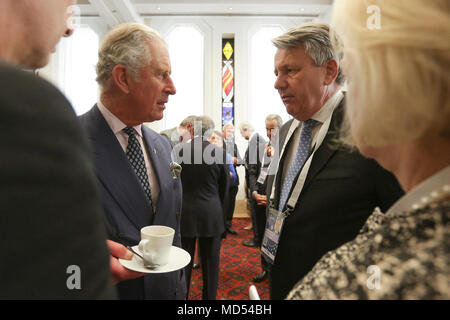 Le Prince de Galles avec Ben Van Beurden, pdg de Shell qu'il assiste à une réception à la session de clôture du Forum des entreprises du Commonwealth au Guildhall de Londres, au cours de la réunion des chefs de gouvernement du Commonwealth. Banque D'Images