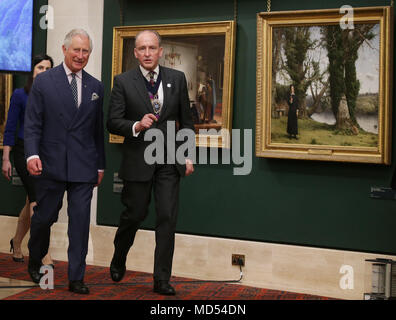 Le Prince de Galles avec Le Lord Maire de Londres, Charles Bowman comme il assiste à une réception à la session de clôture du Forum des entreprises du Commonwealth au Guildhall de Londres, au cours de la réunion des chefs de gouvernement du Commonwealth. Banque D'Images