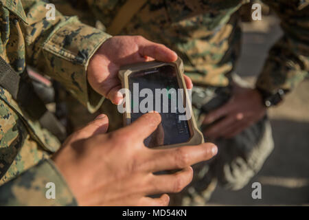 Marines avec la compagnie Kilo, 3e Bataillon, 4e Régiment, 1re Division de marines, à l'aide d'un téléphone Android avec des fonctionnalités radio Beartooth, qui leur permettent de parler, de texte et de voir ses coéquipiers sur une carte sans avoir besoin d'une connexion Wi-Fi gratuite, service cellulaire ou urbain au cours de l'exercice 2018 Advanced Technologies navales (ANTX18), le 21 mars 2018. ANTX18 urbaine est une approche innovante de la conception des opérations et le développement des capacités qui intègre des ingénieurs, techniciens et opérateurs dans une dynamique équipe de développement. (U.S. Marine Corps photo par Lance Cpl. Robert Alejandre) Banque D'Images