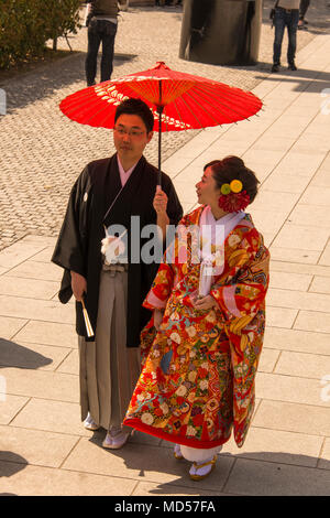 En couple traditionel japonais et monter des marches du sanctuaire à l'abri d'un parasol Banque D'Images