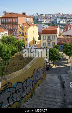 Lisbonne, Portugal - 25 juin 2016 : Les escaliers couverts de graffitis le menant à des habitations dans le Bairro Alto - quartier central de Lis Banque D'Images