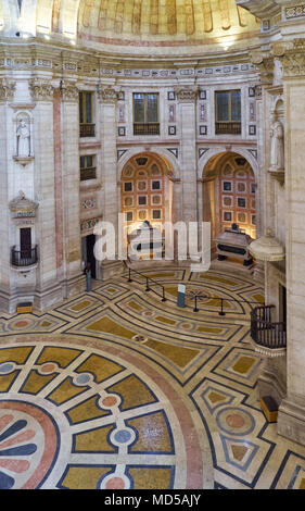 Lisbonne, Portugal - 25 juin 2016 : Le point de vue de l'abside de droite avec des cénotaphes de Henri le Navigateur et Pedro Álvares Cabral dans Panthéon National (fo Banque D'Images